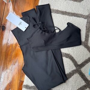 Alo NWT Airlift Leggings and Intrigue Bra -XS